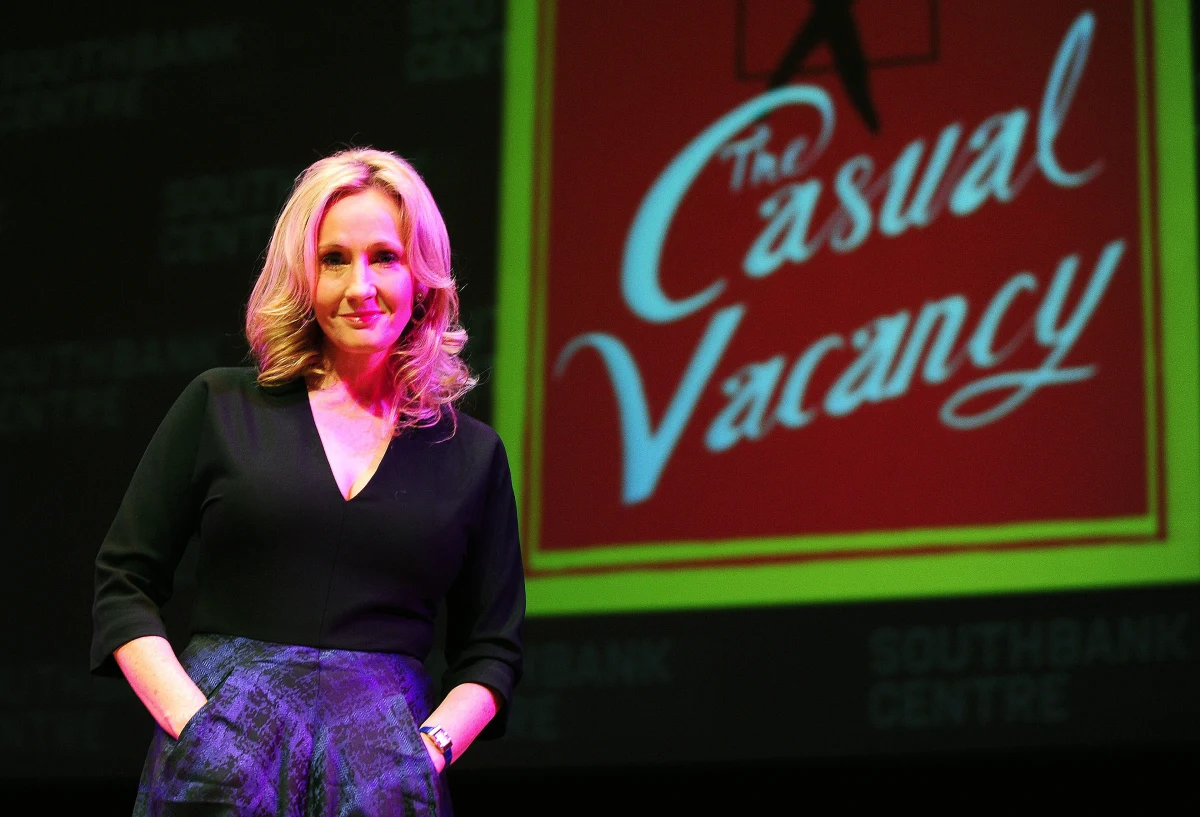 Autorka przygód o Harrym Potterze JK Rowling ukończyła pisanie nowego dreszczowca "Jedwabnik" (ang. Silkworm). Do druku książka trafi 19 czerwca. Będzie to trzecia powieść autorki dla dorosłych i druga  detektywistyczna napisana pod pseudonimem Robert Galbraith. Poprzednia "Wołanie Kukułki" (ang. The Cukoo's Calling) ukazała się w ubiegłym roku. Obie powieści łączy postać detektywa Cormorana Strike'a i jego ambitnej pomocniczki Robin Ellacott.