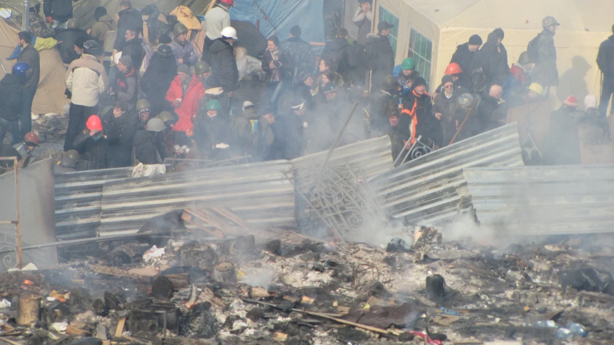 Pawło Łebiediew, p.o. ministra obrony Ukrainy, potwierdził, że wydał rozkaz skierowania do Kijowa brygady wojsk powietrzno-desantowych z Dniepropietrowska na wschodzie kraju. Jej zadaniem będzie ochrona znajdujących się w stolicy składów broni. 