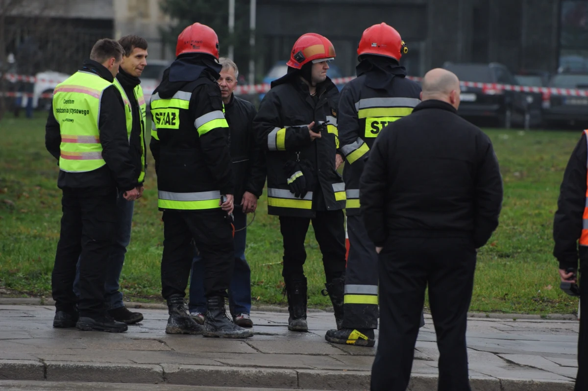 Koparka uszkodziła gazociąg w centrum Iłży koło Radomia w Mazowieckiem. Strażacy zatamowali już wyciek gazu. Do awarii doszło w trakcie robót ziemnych. Ewakuowano 60 osób z pobliskich domów, w tym uczniów miejscowej szkoły. Będą mogli wrócić do siebie dopiero za co najmniej dwie godziny.
