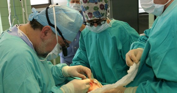 Pani Joanna, której na początku grudnia lekarze z Centrum Onkologii w Gliwicach przeszczepili twarz, opuszcza szpital. 26-latka jest drugą osobą w Polsce po takim zabiegu. Na świecie takich operacji przeprowadzono do tej pory dwadzieścia siedem. 