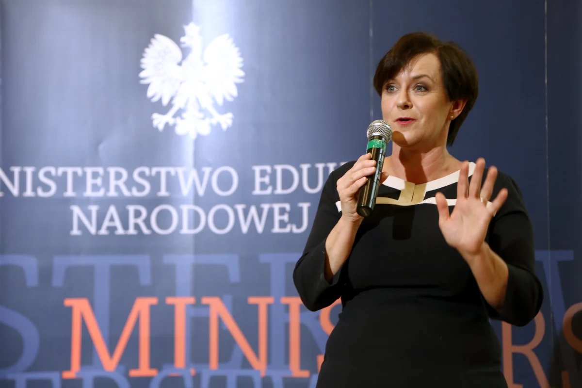 "Pierwszoklasiści w 2014 r. otrzymają darmowy podręcznik i dotacje na podręcznik do języka obcego i ćwiczenia" - zapewnia szefowa MEN Joanna Kluzik-Rostkowska. Według zapewnień rządu, za trzy lata z darmowych podręczników mają korzystać uczniowie podstawówek i gimnazjów.