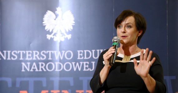 "Pierwszoklasiści w 2014 r. otrzymają darmowy podręcznik i dotacje na podręcznik do języka obcego i ćwiczenia" - zapewnia szefowa MEN Joanna Kluzik-Rostkowska. Według zapewnień rządu, za trzy lata z darmowych podręczników mają korzystać uczniowie podstawówek i gimnazjów.