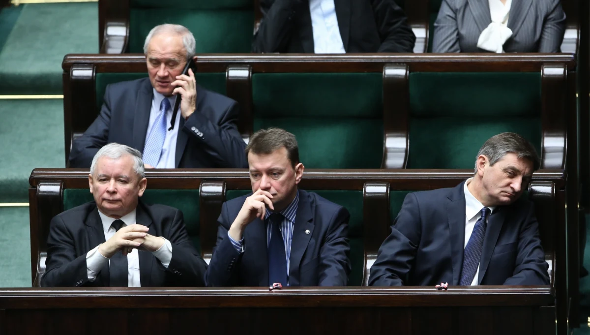 O 1 proc. w ciągu miesiąca wzrosło poparcie dla Prawa i Sprawiedliwości i przewaga partii Jarosława Kaczyńskiego nad Platformą Obywatelską - wynika z najnowszego sondażu TNS Polska. Na PiS chce zagłosować w wyborach parlamentarnych 33 proc. ankietowanych. Poparcie dla PO wynosi obecnie 22 proc. Do Sejmu weszłyby także SLD (10 proc.), Twój Ruch oraz PSL (po 5 proc.).