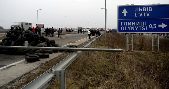 Blokady dróg na Ukrainie mogą wstrzymać produkcję w polskich fabrykach w tym kraju. Polskie firmy wytwarzają na Ukrainie farby, okna, artykuły sanitarne i spożywcze, meble, płytki, czy wyposażenie łazienek. 