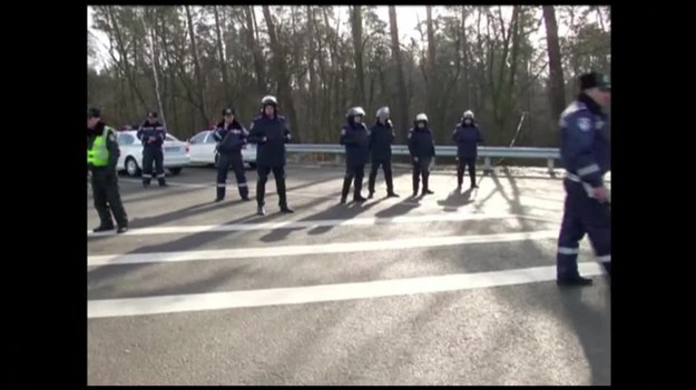 Zamknięte metro, policyjne blokady i restrykcje spowodowały gigantyczne problemy komunikacyjne w Kijowie i jego okolicach. 


W trwających od wtorku starciach demonstrantów z policją zginęło kilkadziesiąt osób, a kilkaset jest rannych.


Zamieszki na Ukrainie - INFORMACJE NA BIEŻĄCO.