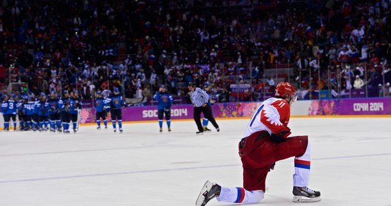Hokejowa reprezentacja Rosji nie zdobędzie medalu na igrzyskach w Soczi. "Sborna" sensacyjnie przegrała z Finlandią 1:3 w spotkaniu ćwierćfinałowym i nie awansowała do półfinału. Wcześniej do czołowej czwórki zakwalifikowali się Szwedzi po wygranej ze Słoweńcami 5:0.