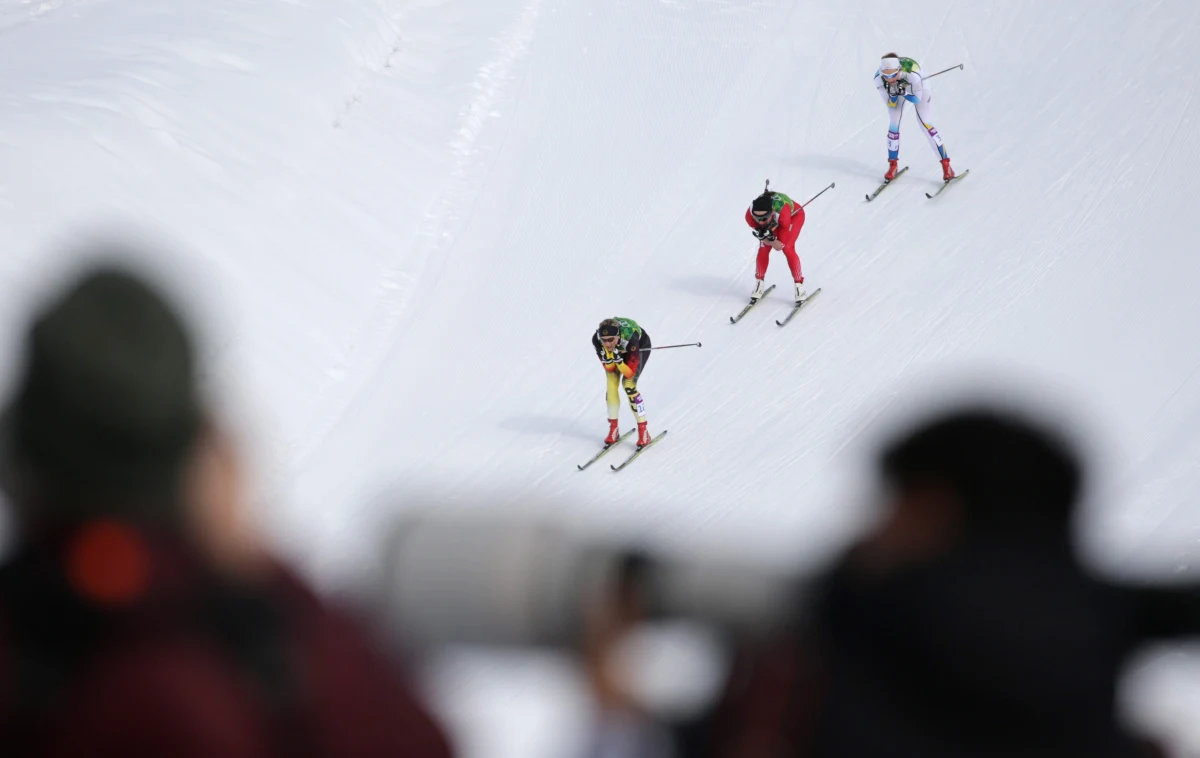 To już 12. dzień zmagań w Soczi! Emocji nie zabraknie. Do rozdania jest osiem kompletów medali. Czwarty start w trwających igrzyskach olimpijskich zaliczyła Justyna Kowalczyk. Biegaczka z Kasiny Wielkiej wraz z Sylwią Jaśkowiec awansowała do finału drużynowego sprintu. Polki zajęły w nim piąte miejsce. Zapraszamy do śledzenia naszej relacji z olimpijskich aren minuta po minucie!
