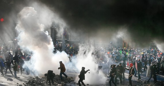 W całym kraju trwają akcje poparcia, zbiórki pieniędzy i leków na rzecz protestujących na Ukrainie. W Kijowie są wolontariusze, którzy obserwują przypadki naruszenia praw człowieka i pomagają rannym. Ukraińcy przebywający w Polsce proszą z kolei o pomoc w składaniu wniosków o status uchodźcy. Do pomagających może dołączyć każdy!