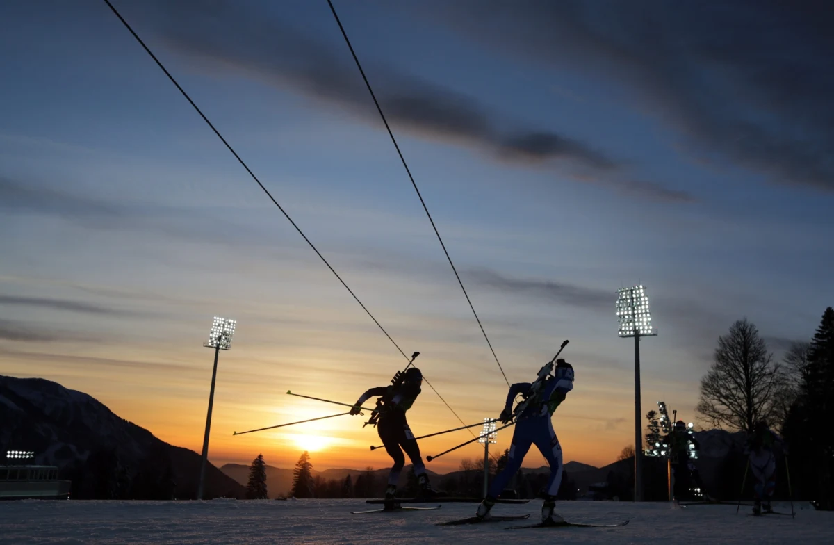 Norwegowie wygrali biathlonową sztafetę mieszaną na igrzyskach olimpijskich w Soczi. Trzynasty medal olimpijski w karierze zdobył Ole Einar Bjoerndalen, który stał się najbardziej utytułowanym sportowcem w historii zimowych igrzysk. Polacy zajęli 14. miejsce.