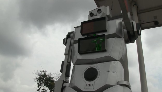 Dwuipółmetrowy robot kieruje ruchem drogowym i czuwa nad bezpieczeństwem pieszych w Kinszasie. Na pomysł zbudowania takiej maszyny wpadły członkinie Stowarzyszenia Kongijskich Kobiet Inżynierów. Liczą na to, że inicjatywa zainteresuje zagranicznych kontrahentów, którzy docenią zalety tego wyjątkowego policjanta. 