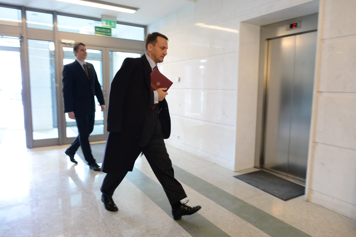 Szef MSZ Radosław Sikorski przerwał urlop i poinformował, że jest w drodze do Kijowa, dokąd udaje się z misją na prośbę szefowej unijnej dyplomacji Catherine Ashton. "On my way to Kiev. W drodze do Kijowa" - napisał na Twitterze.