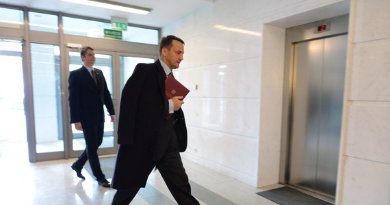 Szef MSZ Radosław Sikorski przerwał urlop i poinformował, że jest w drodze do Kijowa, dokąd udaje się z misją na prośbę szefowej unijnej dyplomacji Catherine Ashton. "On my way to Kiev. W drodze do Kijowa" - napisał na Twitterze.