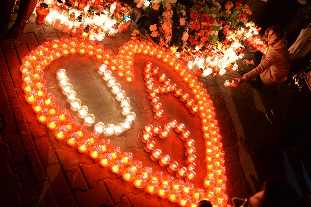 Około 500 osób - Ukraińców mieszkających w Polsce, a także Polaków - zebrało się wieczorem przed ambasadą Ukrainy w Warszawie, aby wyrazić solidarność z demokratyczną opozycją  w tym kraju. 