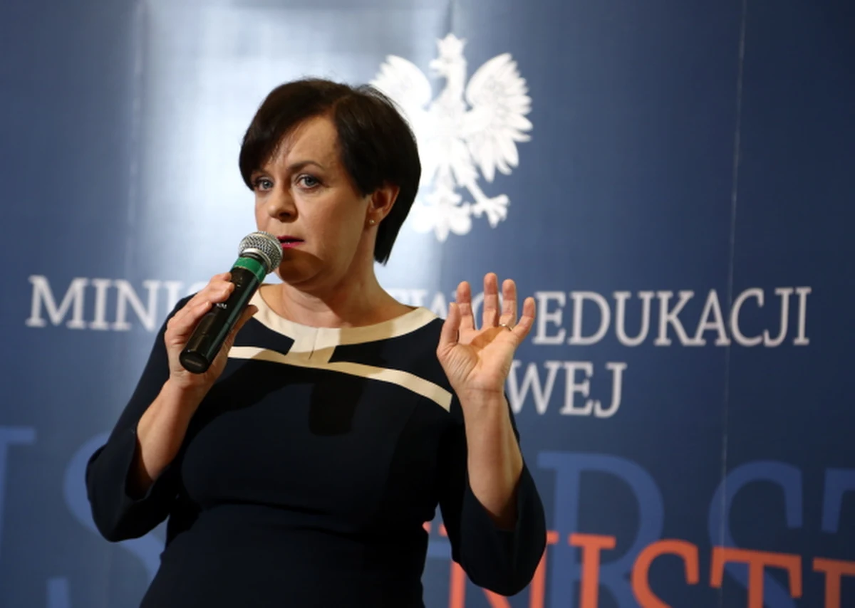"Ministerstwo Edukacji Narodowej obiecuje coraz więcej: za trzy lata darmowe mają być i podręczniki, i ćwiczenia" - pisze w czwartkowym wydaniu "Gazeta Wyborcza". Dziennik przedstawia szczegółowy plan realizacji tych obietnic i zastanawia się, skąd resort weźmie na to pieniądze. 