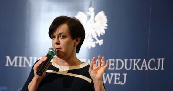 "Ministerstwo Edukacji Narodowej obiecuje coraz więcej: za trzy lata darmowe mają być i podręczniki, i ćwiczenia" - pisze w czwartkowym wydaniu "Gazeta Wyborcza". Dziennik przedstawia szczegółowy plan realizacji tych obietnic i zastanawia się, skąd resort weźmie na to pieniądze. 