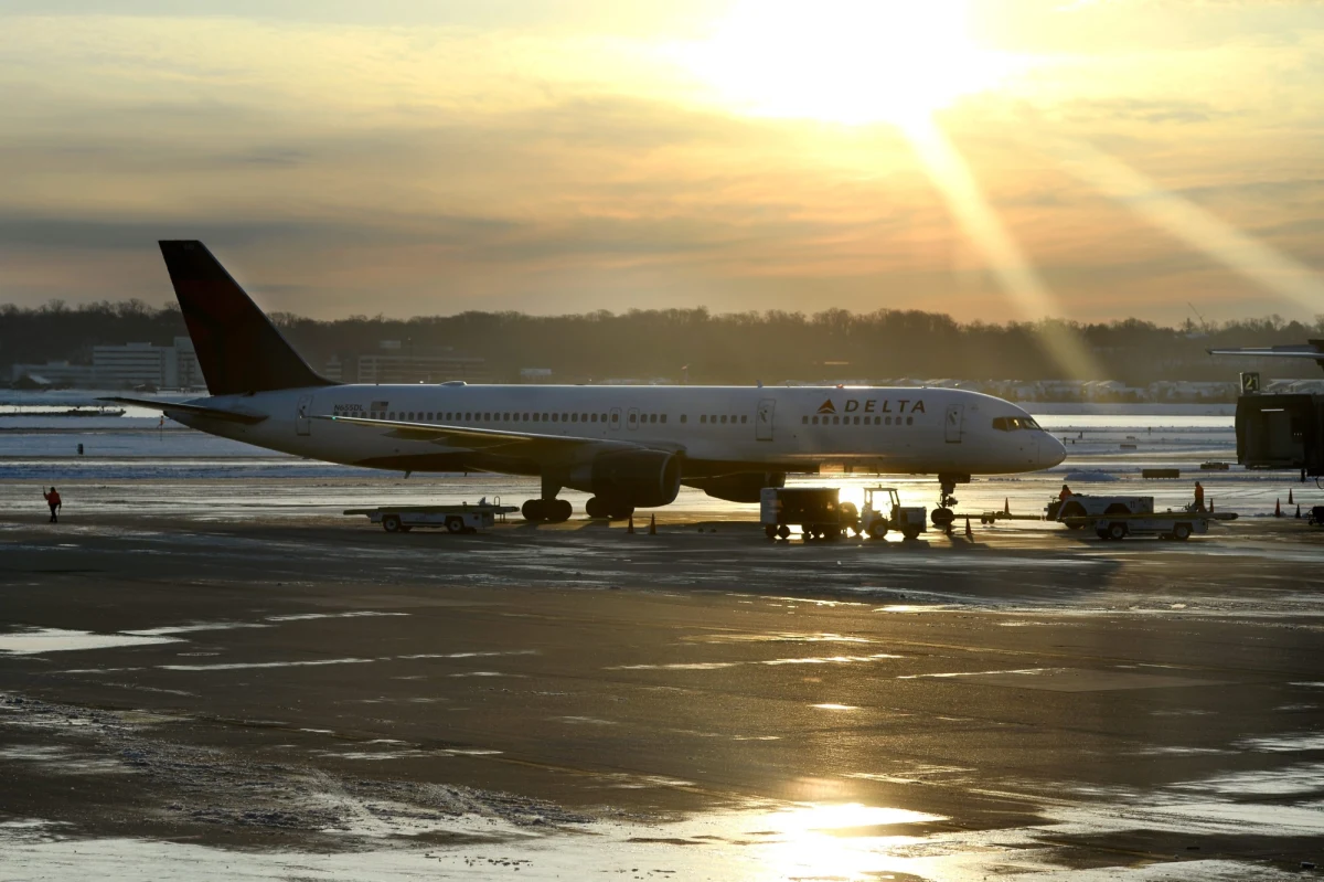 Amerykańskie ministerstwo bezpieczeństwa narodowego ostrzegło linie lotnicze przed terrorystami, mogącymi próbować wniesienia na pokład samolotów materiałów wybuchowych ukrytych w obuwiu.  