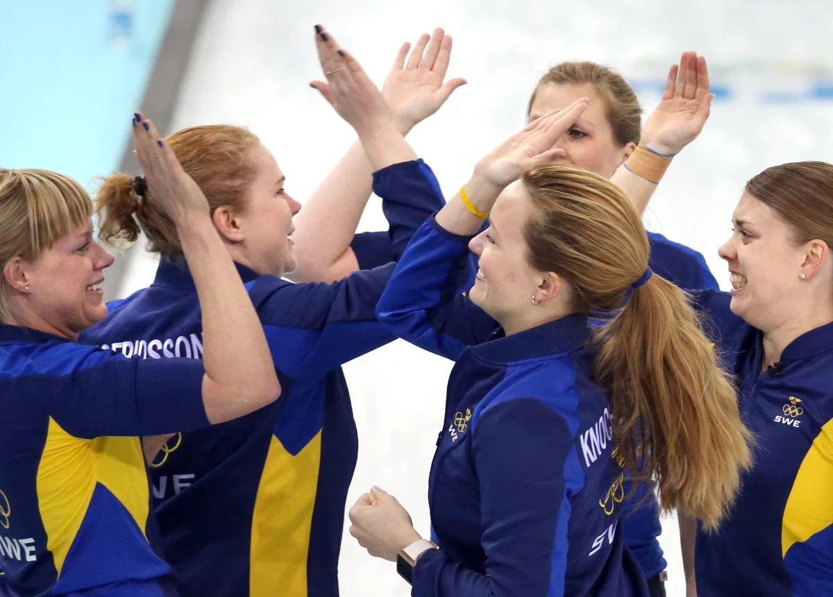 Czwartek to pierwszy dzień na igrzyskach w Soczi bez udziału Polaków. Szansę na trzecie z rzędu olimpijskie złoto ma natomiast kobieca reprezentacja Szwecji w curlingu, która w finale zagra z Kanadą. W hokejowym finale Kanadyjki zagrają z Amerykankami.