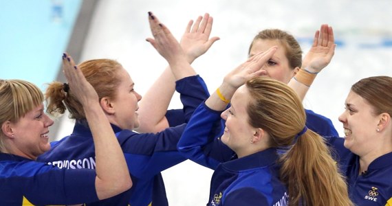 Czwartek to pierwszy dzień na igrzyskach w Soczi bez udziału Polaków. Szansę na trzecie z rzędu olimpijskie złoto ma natomiast kobieca reprezentacja Szwecji w curlingu, która w finale zagra z Kanadą. W hokejowym finale Kanadyjki zagrają z Amerykankami.