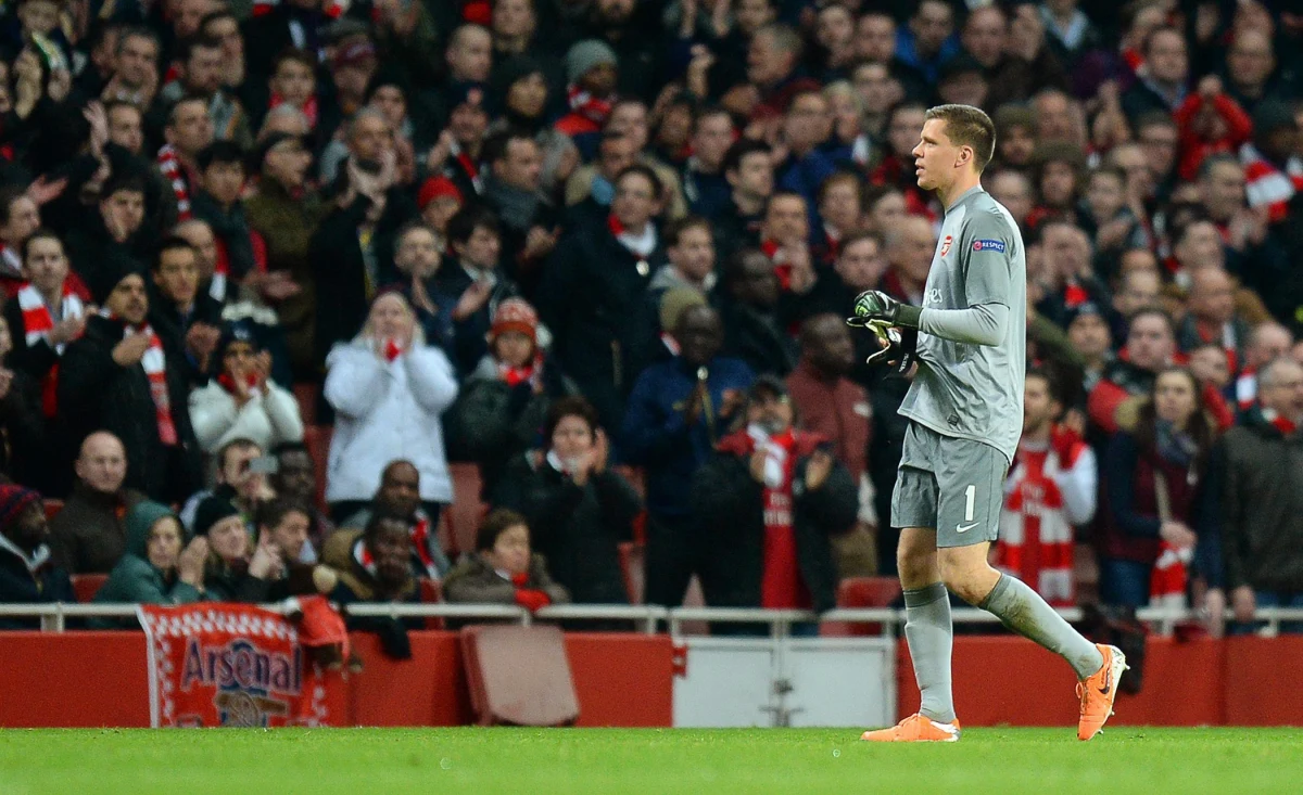 Wojciech Szczęsny wykonał obsceniczny gest, gdy schodził do szatni, wyrzucony z boiska za czerwoną kartkę w meczu Arsenalu Londyn z Bayernem Monachium w 1/8 finału Ligi Mistrzów. Zespół reprezentanta Polski przegrał 0:2. Szczęsny nie tylko nie zagra w rewanżu, ale może zostać też za swoje zachowanie dodatkowo ukarany przez UEFA.