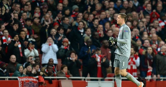 Wojciech Szczęsny wykonał obsceniczny gest, gdy schodził do szatni, wyrzucony z boiska za czerwoną kartkę w meczu Arsenalu Londyn z Bayernem Monachium w 1/8 finału Ligi Mistrzów. Zespół reprezentanta Polski przegrał 0:2. Szczęsny nie tylko nie zagra w rewanżu, ale może zostać też za swoje zachowanie dodatkowo ukarany przez UEFA.