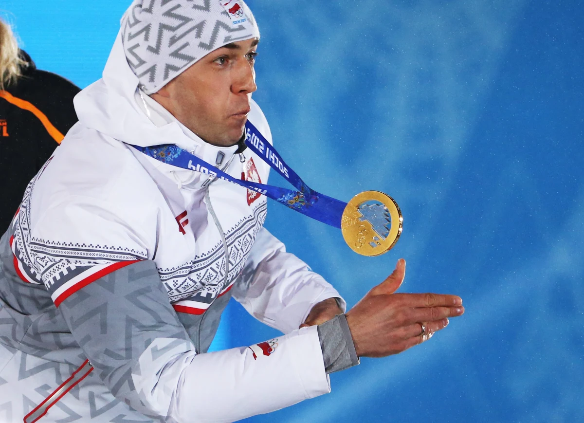 "Chciałbym wszystkim podziękować. Nie jestem w stanie tego ogarnąć, tych sms-ów i maili. Teraz najważniejsze jest skupienie się na kolejnym starcie- mówi w rozmowie z dziennikarzem RMF FM Zbigniew Bródka nasz złoty medalista z Soczi. Jak podkreśla, w sobotę wystartuje w wyścigu drużynowym i teraz to jest najważniejsze. 