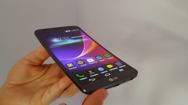 Smartfon LG G Flex wyróżnia się na tle innych telefonów - jest to pierwszy na świecie zakrzywiony smartfon o unikalnej, samoregenerującej się obudowie. Premierowy sprzęt LG ma wyświetlacz P-OLED HD, specjalnie dostosowany do konturu twarzy. Jednak to nie jego najważniejsza funkcja.
