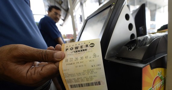 Około 425 milionów dolarów wygrała osoba, która kupiła los na loterii pod San Francisco - poinformowała firma Powerball. To szósta co do wysokości wygrana w historii gier losowych w USA.