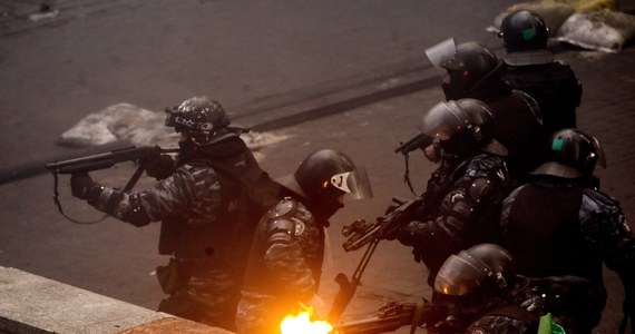 Antyrządowi demonstranci w Kijowie przetrzymują 67 milicjantów jako zakładników - poinformowało ukraińskie ministerstwo spraw wewnętrznych, potwierdzając wcześniejsze doniesienia lokalnych mediów. Jak podał na swej stronie internetowej tygodnik "Kyiv Post", niektórzy funkcjonariusze zostali pojmani, gdy spali w znajdującym się na Placu Europejskim Ukraińskim Domu, który rano został odbity przez protestujących z rąk Berkutu, a innych schwytano podczas starć obok Pałacu Październikowego w pobliżu Majdanu Niepodległości.
