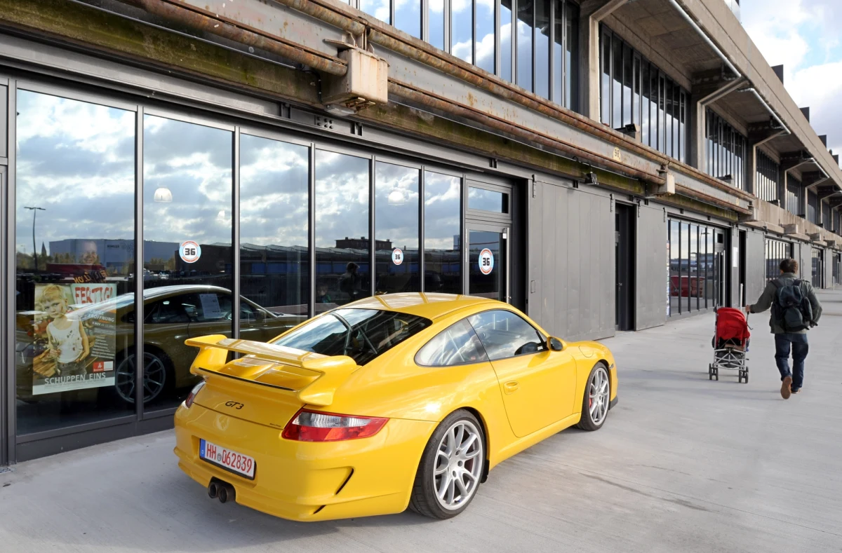 Niemiecki producent sportowych samochodów Porsche wezwał posiadaczy modeli 911 GT3, by przestali z nich korzystać, ponieważ istnieje groźba awarii silnika i pożaru. Problem dotyczy 785 pojazdów wyprodukowanych w tym roku, w tym 408 sprzedanych w USA. 