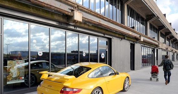 Niemiecki producent sportowych samochodów Porsche wezwał posiadaczy modeli 911 GT3, by przestali z nich korzystać, ponieważ istnieje groźba awarii silnika i pożaru. Problem dotyczy 785 pojazdów wyprodukowanych w tym roku, w tym 408 sprzedanych w USA. 