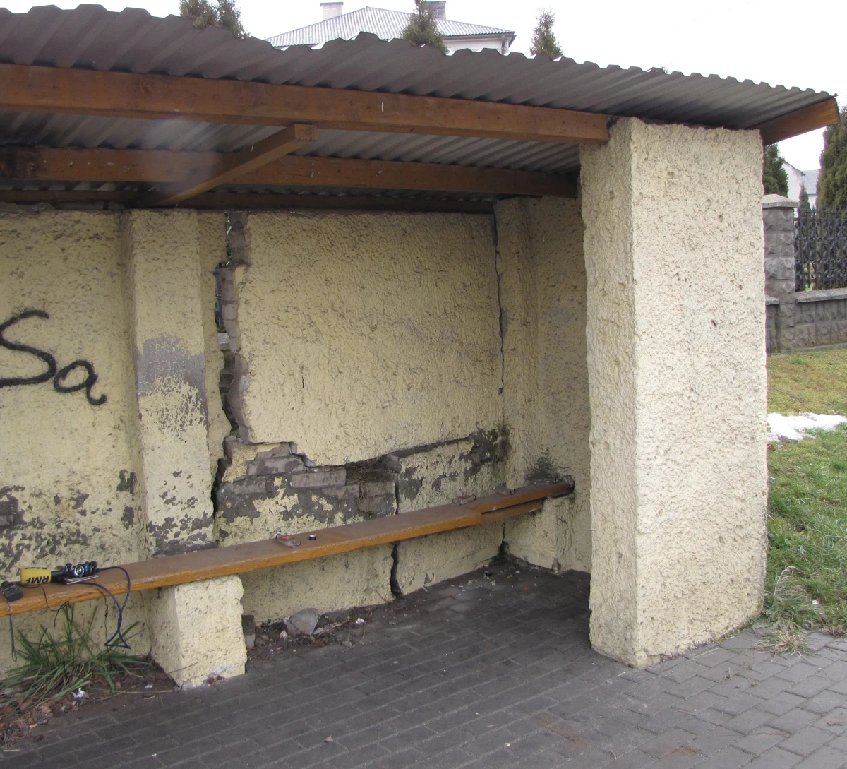 Z prośbą o interwencję w sprawie niebezpiecznego przystanku autobusowego zwrócili się do nas mieszkańcy Strzegowej w Małopolsce. Codziennie korzysta z niego między innymi kilkudziesięciu uczniów pobliskiej szkoły, a murowane ściany konstrukcji mogą runąć w każdej chwili.