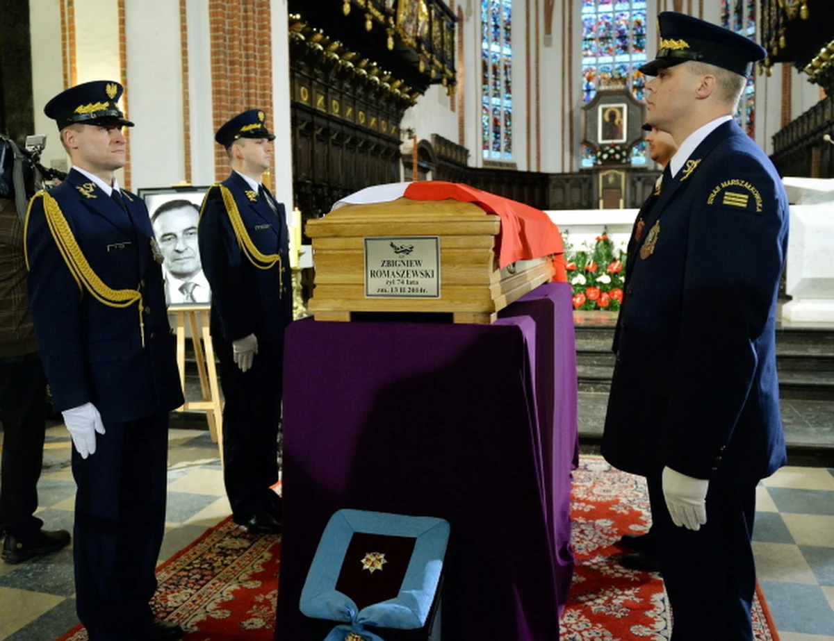Zbigniew Romaszewski - długoletni senator i legendarny działacz "Solidarności" spoczął na Cmentarzu Powązkowskim w Warszawie. "Był współczesnym rycerzem. Rycerzem dobrej sprawy, rycerzem sprawy praw człowieka, sprawy obrony zwykłych ludzi" - mówił o zmarłym prezes PiS Jarosław Kaczyński. "Żegnamy jednego z bohaterów polskiej drogi ku wolności" - podkreślał prezydent Bronisław Komorowski. 