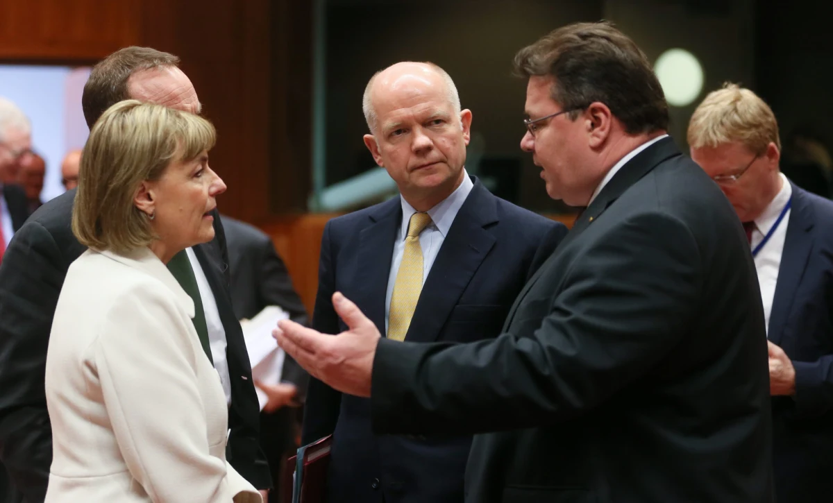 UE postanowiła nałożyć sankcje wizowe i finansowe na osoby odpowiedzialne za eskalację przemocy na Ukrainie oraz objąć ten kraj embargiem na dostawy sprzętu, który może zostać wykorzystany do represji - poinformowały unijne źródła dyplomatyczne. Decyzję podjęli szefowie dyplomacji państw UE na nadzwyczajnej naradzie w Brukseli.