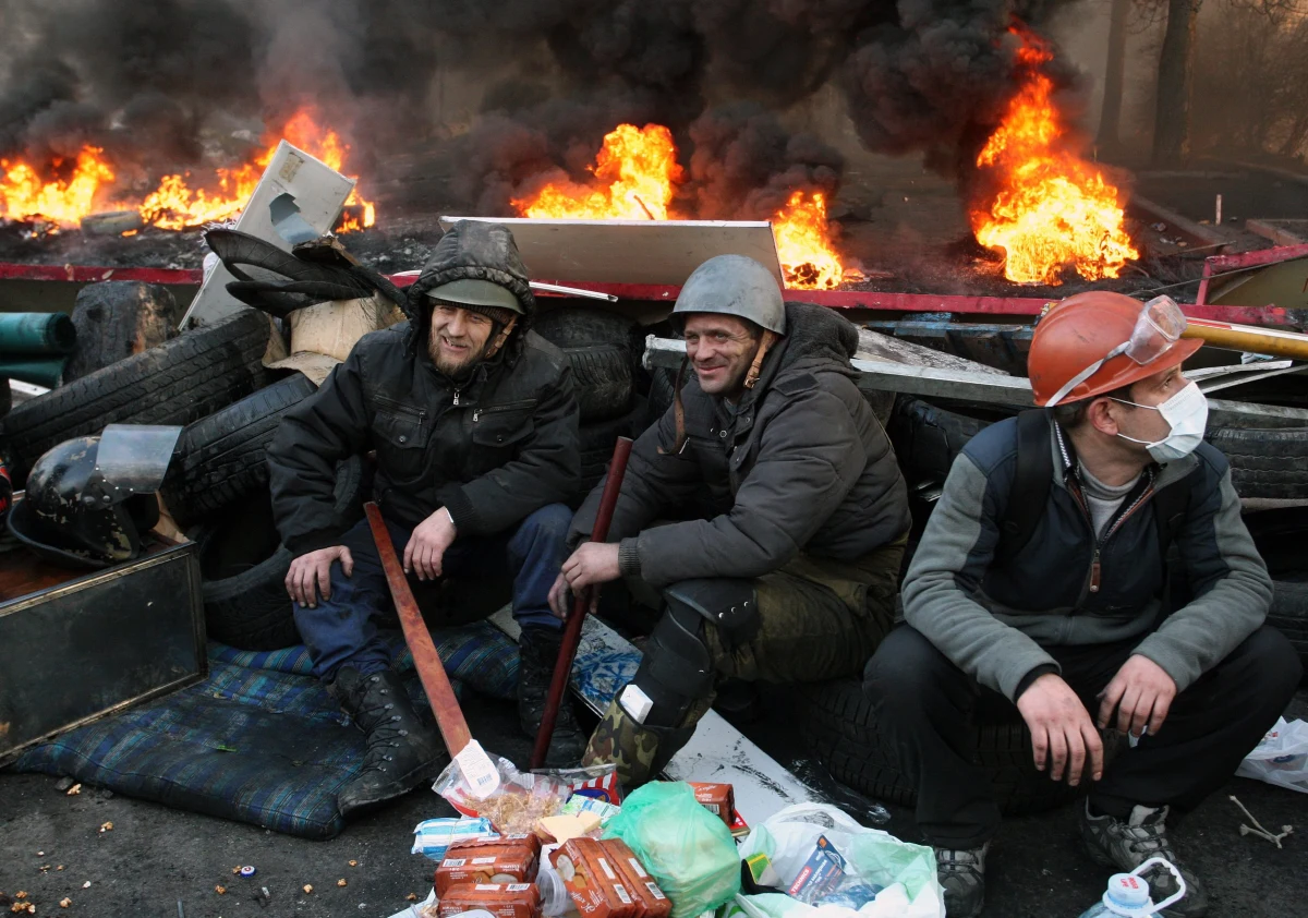 "Zdarzenia z dzisiejszej nocy, z dzisiejszego poranka pokazują, że ten najgorszy scenariusz - wojny domowej na Ukrainie - jest niestety bardzo realny" - mówił premier Donald Tusk po spotkaniu ws. sytuacji na Ukrainie m.in. z byłym prezydentem Aleksandrem Kwaśniewskim, byłym premierem Włodzimierzem Cimoszewiczem, liderami partii opozycyjnych i europosłami. W imieniu uczestników rozmów zaapelował: "Jutro o godzinie 20 zapalmy w oknach świeczki na znak solidarności z Ukraińcami".
