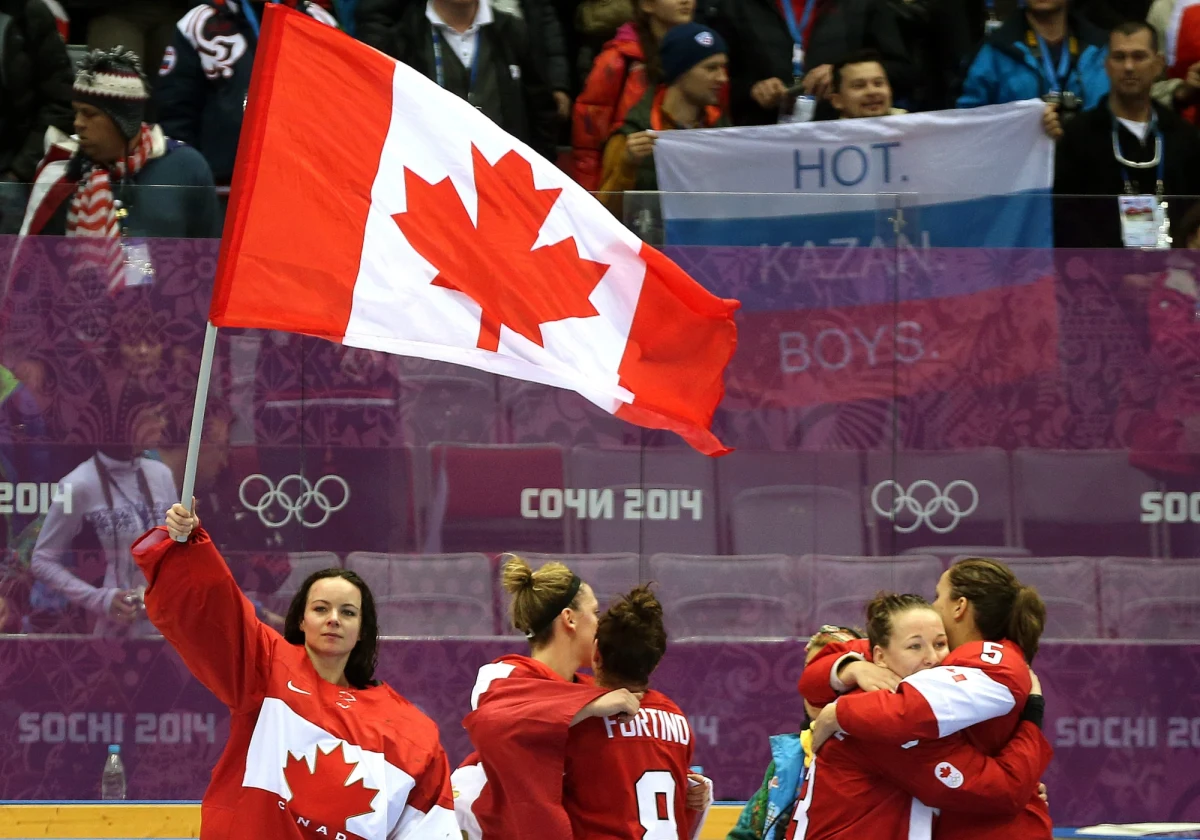 Hokeistki Kanady zdobyły złoty medal igrzysk olimpijskich w Soczi. W finale po dogrywce pokonały Amerykanki 3:2 (0:0, 0:1, 2:1; 1:0). Brązowy medal wywalczyły Szwajcarki wygrywając ze Szwedkami 4:3 (0:1, 0:1, 4:1). To czwarty z rzędu tytuł dla reprezentacji Kanady.