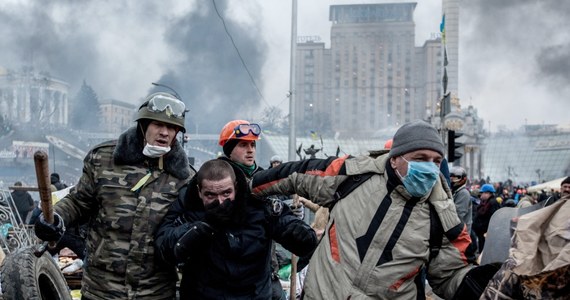 Dramatyczna sytuacja na Ukrainie. Informacje o bilansie ofiar w Kijowie są sprzeczne. Służby medyczne ukraińskiej opozycji podały, że liczba zabitych w walkach w centrum Kijowa przekroczyła 70. Według źródeł oficjalnych, w dzisiejszych starciach zginęło 39 osób. Telewizja CNN podaje z kolei, że ofiar jest ponad 100. Ukraińcy - jak donosi nasz wysłannik - mówią już wprost - trwa wojna domowa. Wiadomo, że używana jest ostra amunicja. Wydarzenia na Ukrainie relacjonujemy dla Was minuta po minucie.