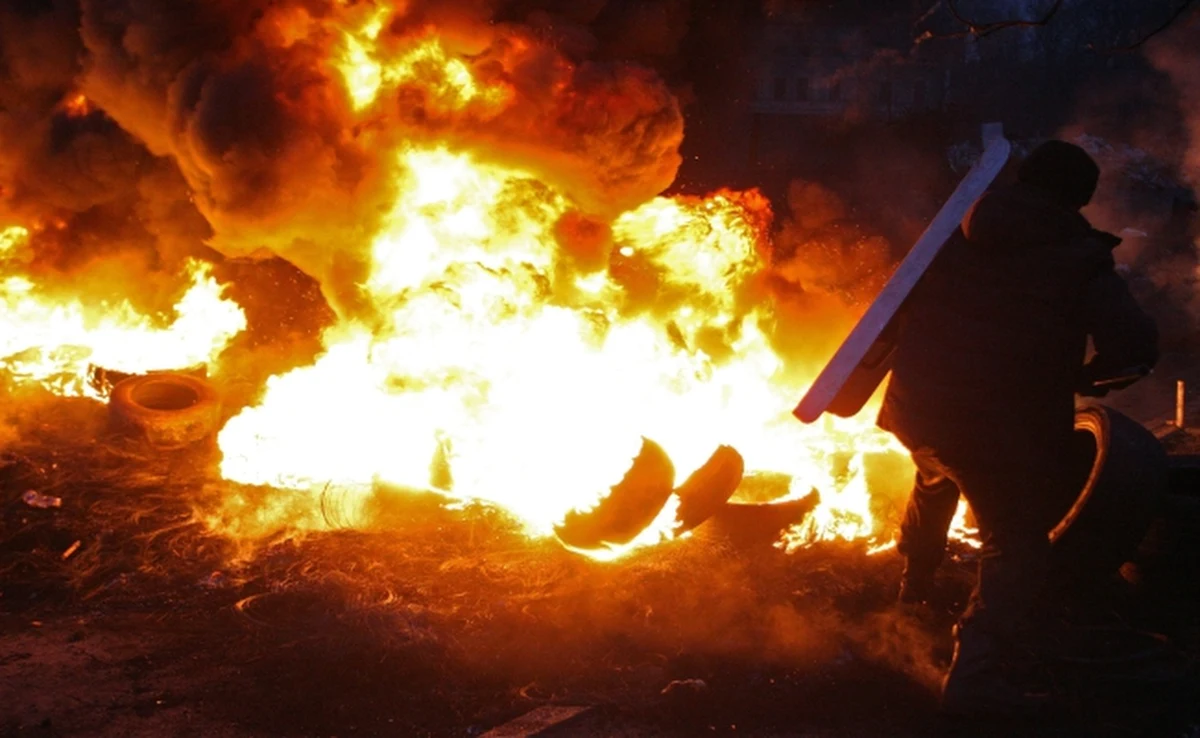 Ukraiński parlament przyjął w czwartek wieczorem uchwałę zakazującą prowadzenia na terytorium państwa operacji antyterrorystycznej. Według opozycji, tylko w czwartek zginęło w Kijowie ponad 70 osób. "Po tym, co się stało, wszystko jest w rękach narodu ukraińskiego. Ludzie już się nie cofną, są zdecydowani na wszystko" - ocenia specjalista ds. Ukrainy Adrian Karatnycky.