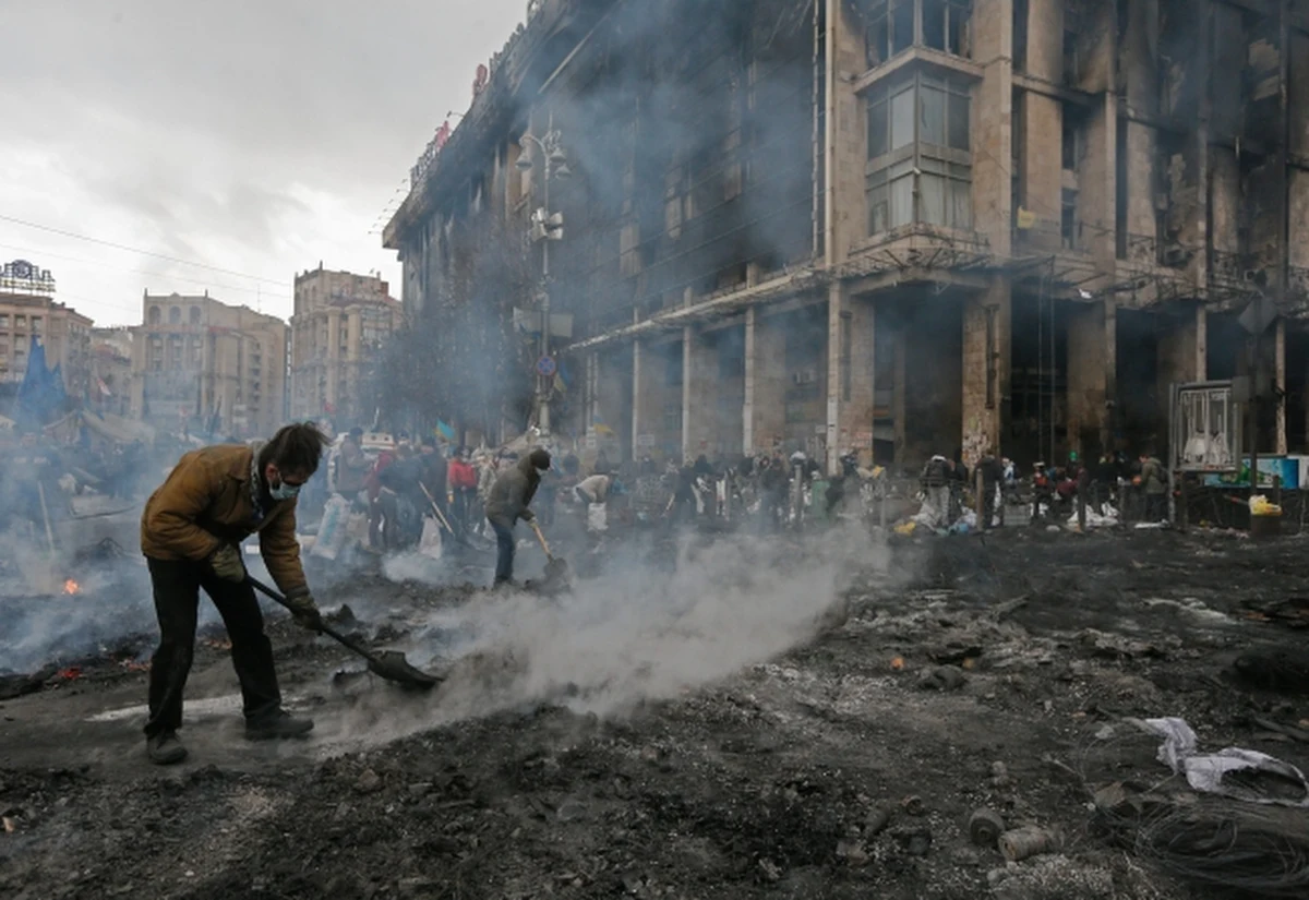 Zastępca szefa sztabu generalnego sił zbrojnych Ukrainy generał Jurij Dumanski podał się do dymisji. Stwierdził, że nie zgadza się z "polityką angażowania sił zbrojnych w wewnętrzny konflikt cywilny" . Dumanski poinformował o tym w telewizji 5. Kanał. 