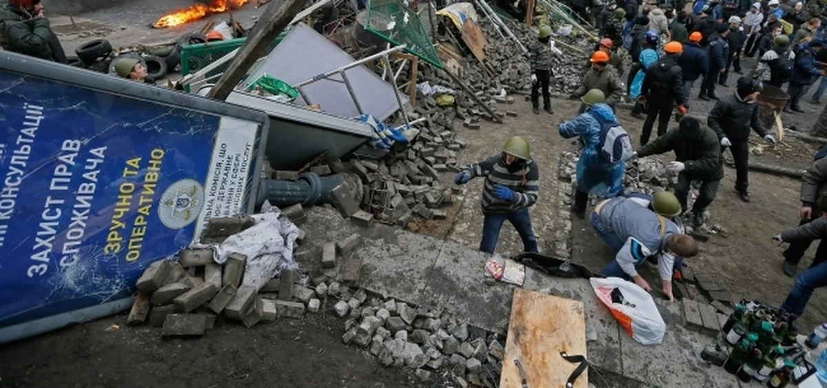 Ministrowie spraw zagranicznych Polski i Niemiec Radosław Sikorski i Frank-Walter Steinmeier wyszli rano z administracji prezydenta Ukrainy Wiktora Janukowycza. Mają jednak zamiar spotkać się z nim raz jeszcze tego samego dnia. Poinformował o tym unijny ambasador w Kijowie Jan Tombiński. Do administracji prezydenta Janukowycza przybył w nocy z rosyjski rzecznik praw człowieka. 