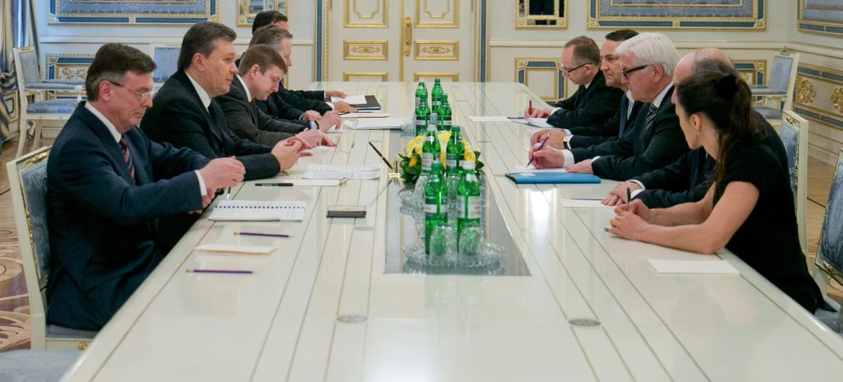 Kancelaria prezydenta Ukrainy poinformowała, że jest porozumienie z ministrami Unii Europejskiej. Ma zostać podpisane w południe, czyli ok. 11 czasu polskiego. Dziennikarce RMF FM udało się skontaktować z rzecznikiem polskiego MSZ Marcinem Wojciechowskim, który jest w Kijowie. Na pytanie, czy potwierdza osiągnięcie porozumienia odpowiedział: "Wyrażamy taką nadzieję". Ukraińskie media ujawniają już szczegóły dokumentu.