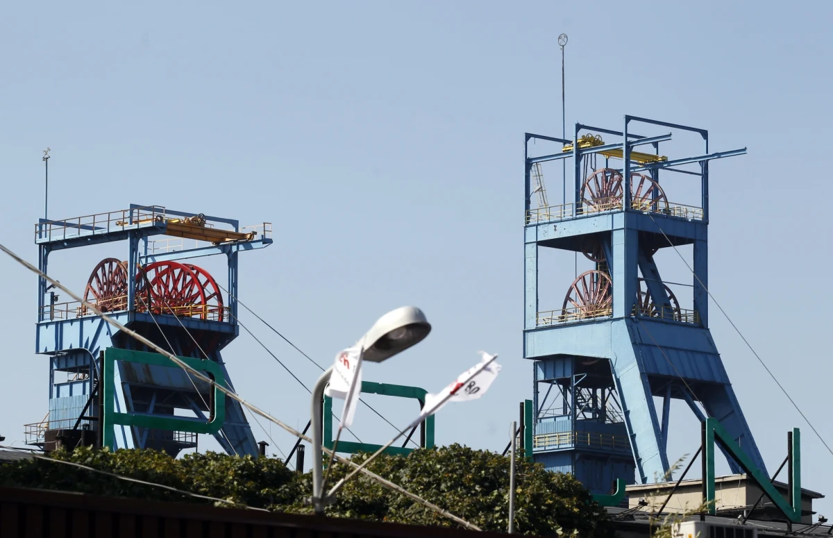 21 górników wycofano z rejonu podziemnego pożaru w kopalni "Mysłowice-Wesoła" na Śląsku. Ogień pojawił się 465 metrów pod ziemią - poinformował rzecznik Katowickiego Holdingu Węglowego Wojciech Jaros.