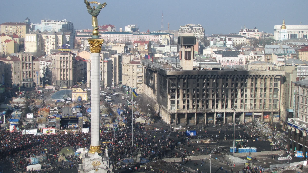 Na Ukrainie odbędą się przedterminowe wybory prezydenckie - ogłosił tuż przed godz. 12 prezydent Wiktor Janukowycz. Zgodził się także na powrót do konstytucji sprzed 10 lat, ograniczającej uprawnienie prezydenta. Jedna z trzech opozycyjnych partii zgodziła się już na podpisanie porozumienia - dowiedział się reporter RMF FM. Najnowsze wydarzenia na Ukrainie relacjonujemy dla Was minuta po minucie.