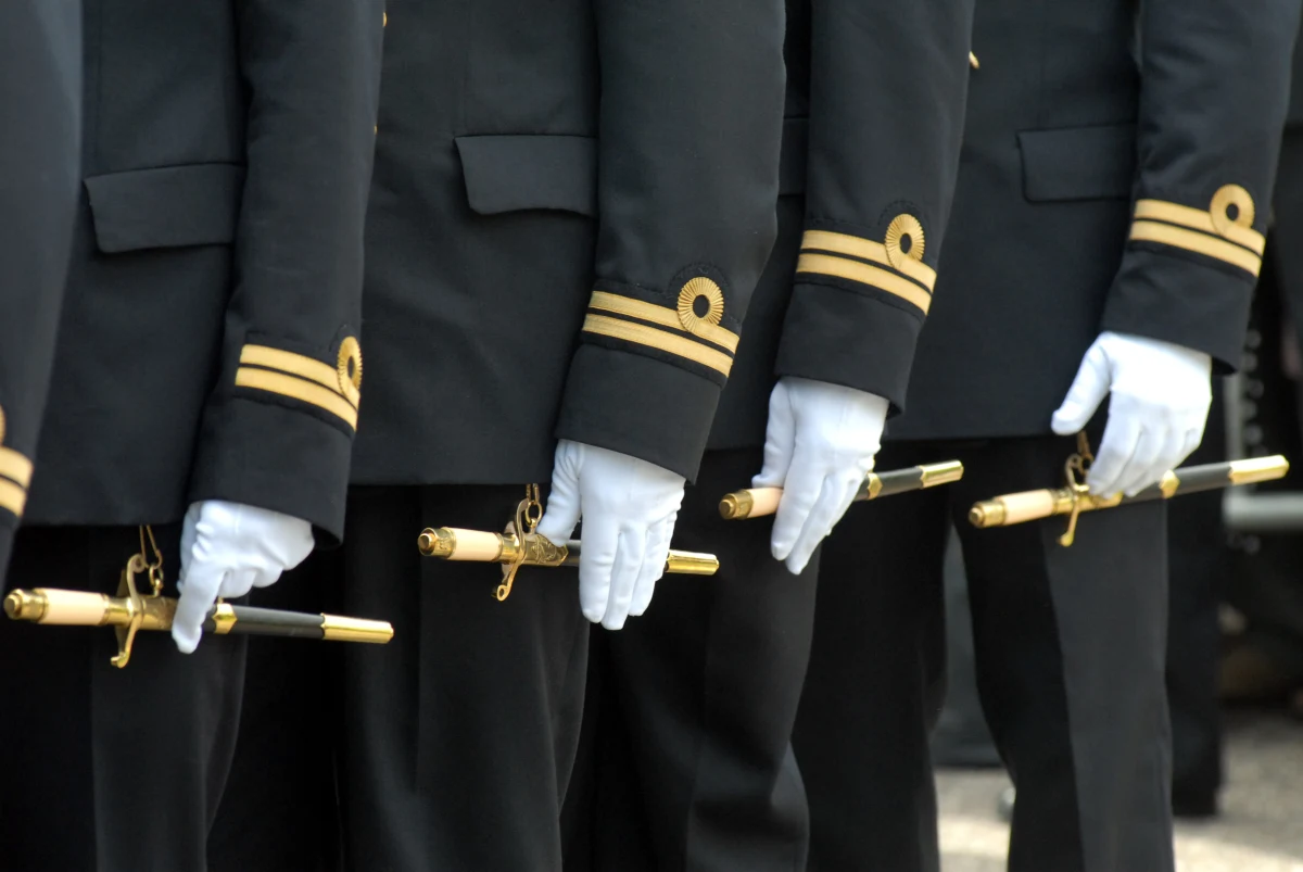 Odnalazł się podchorąży z Akademii Marynarki Wojennej w Gdyni, który w weekend bez zgody dowódcy opuścił swoją jednostkę. Przez kilka dni szukali go policjanci i rodzina. Mężczyzna z ranami ciętymi jest w szpitalu w Gdańsku. Jak twierdzi, został napadnięty.