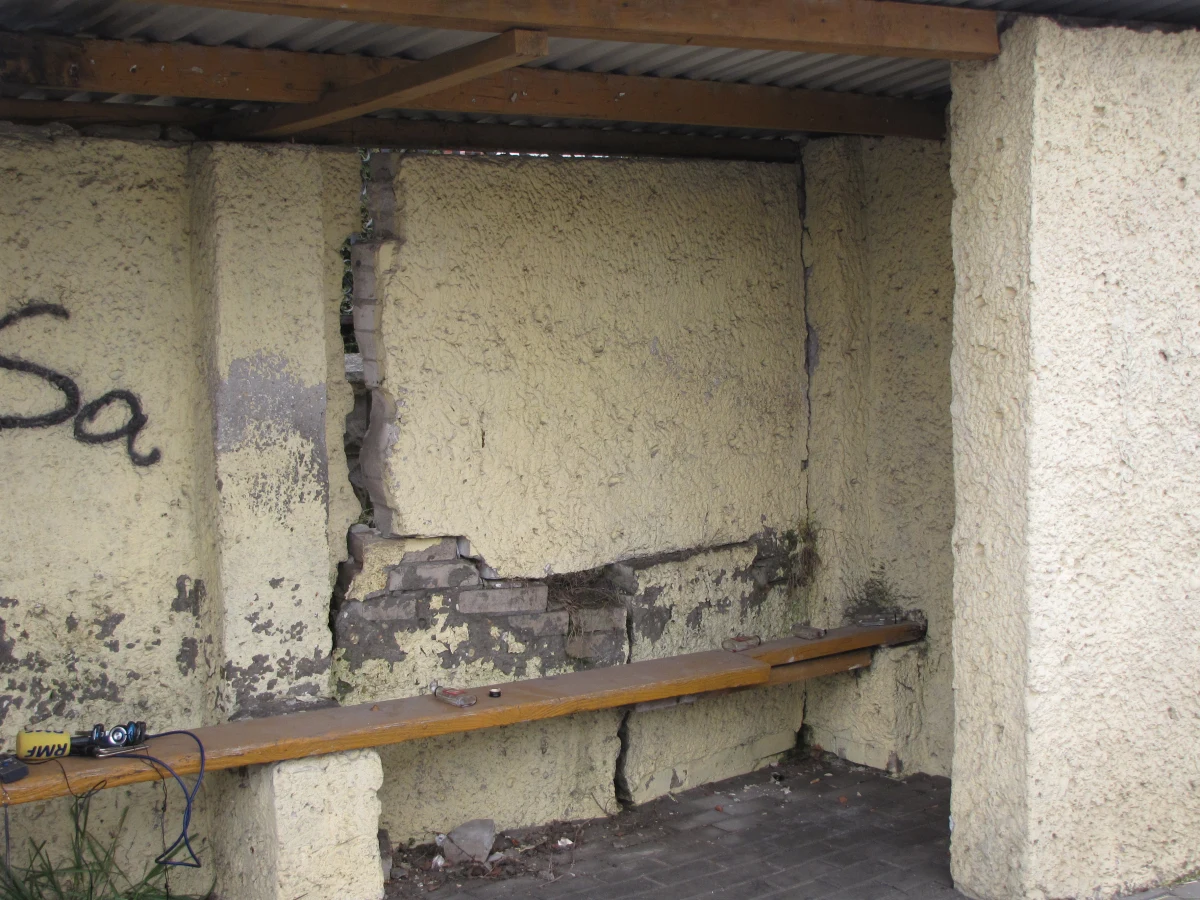 W Strzegowej w Małopolsce będzie nowy przystanek autobusowy. Taką deklarację złożył mieszkańcom burmistrz pobliskiego Wolbromia. To efekt interwencji RMF FM. Nasz reporter Marcin Buczek - na Waszą prośbę - zajął się sprawą przystanku, który grozi zawaleniem. Ten stary ma zostać wyburzony już w przyszłym tygodniu, a w jego miejsce postawiona zostanie nowa wiata.