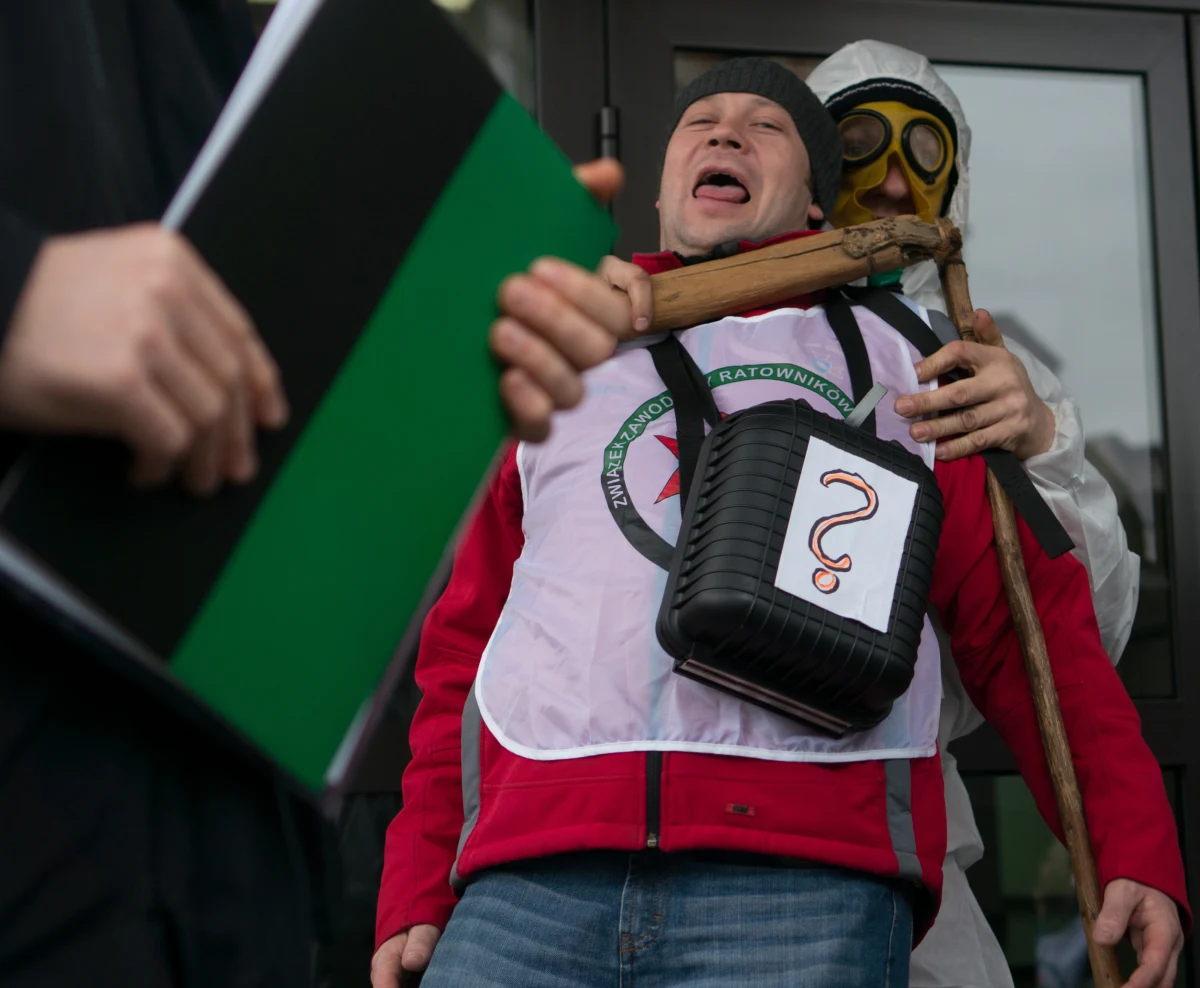 Grupa ratowników górniczych pikietowała budynek Wyższego Urzędu Górniczego w Katowicach. Żądali kontroli i wycofania z kopalń niesprawnych aparatów ucieczkowych, wyprodukowanych przez firmę Faser. Według nich prawie 30 proc. urządzeń ma wady. "Górnicy nie przestępcy, znieście nam karę śmierci" - mówili. 