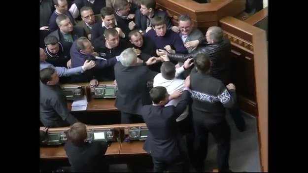 Podczas porannego posiedzenia rady ukraińskiego parlamentu doszło do przepychanek i bójek. Deputowani mieli przyjąć szereg aktów prawnych - w tym o przywróceniu konstytucji z roku 2004 i o amnestii. Jednak przewodniczący izby Wołodymyr Rybak zaproponował przerwę w obradach, a rozwścieczona opozycja nie chciała się na to zgodzić.