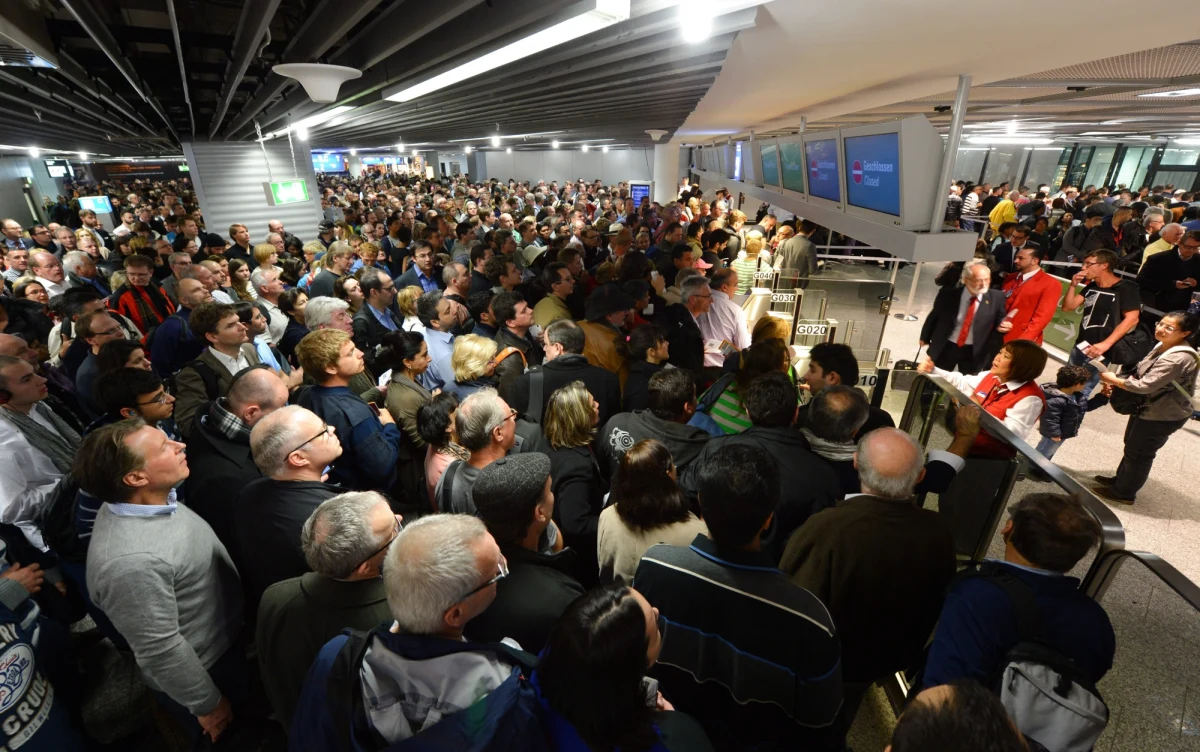 Strajk ostrzegawczy niemal całkowicie sparaliżował pracę największego niemieckiego portu lotniczego we Frankfurcie nad Menem. Personal odpowiedzialny za bezpieczeństwo odpraw pasażerów i towarów domaga się podwyżki płac. Akcja potrwa do godz. 23.  