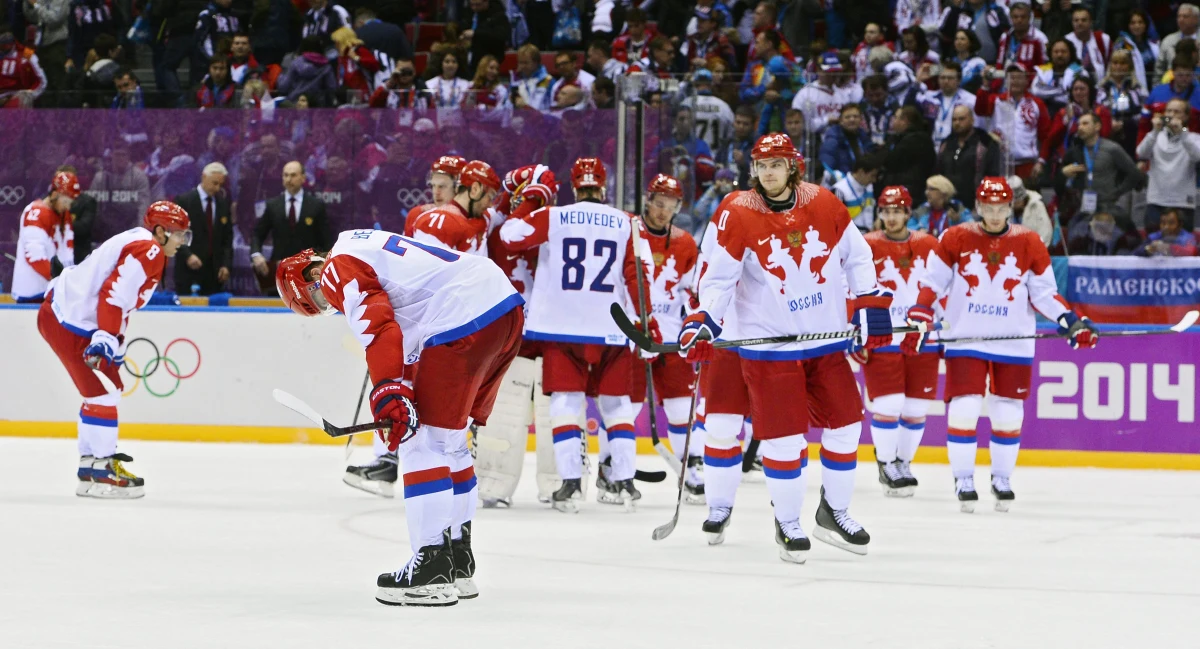 "W półfinale olimpijskiego turnieju mamy w zasadzie dwa finały. W starciu USA - Kanada obstawiłbym jednak Amerykanów. Są tutaj w niesamowitym gazie" - mówi Mariusz Czerkawski wysłannikowi RMF FM do Soczi Maciejowi Jermakowowi. Pytany o sensacyjną porażkę Rosjan w ćwierćfinale, odpowiada: "Kanadyjczycy byli faworytami w Vancouver i sprostali temu zadaniu. W Soczi okazało się, że mentalność Rosjan nie była zdolna do tego, żeby poradzić sobie z tym niesamowitym wyzwaniem".