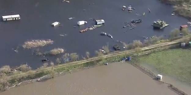 Powodzie mogą zrujnować brytyjską gospodarkę! Wielką Brytanię nawiedził w tym roku powodziowy kataklizm. Od wielu tygodni rzeki występują z brzegów, zalewane są niżej położone wioski i miasteczka, a poziom wód gruntowych osiąga rekordowe wartości.


Oprócz doraźnych problemów, katastrofa ta może mieć długofalowy wpływ na budżet Wyspiarzy. Powód? Prognozowany dramatyczny spadek zysków z turystyki. Właściciele hoteli w podtopionym Windsorze - gdzie znajduje się słynny królewski zamek - już liczą straty. Goście masowo odwołują przyjazdy...