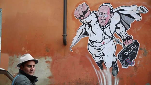 Papież Franciszek w pozie lecącego Supermana - taki mural pojawił się na ulicy koło Watykanu. Autor malowidła podpisał się na pelerynie "papieża-Supermana". To Maupal, który - jak wyjaśniła włoska prasa - stworzył wiele ściennych malowideł w Rzymie. Niecodzienny papieski wizerunek stał się natychmiast szeroko komentowanym "przebojem" wśród internautów.